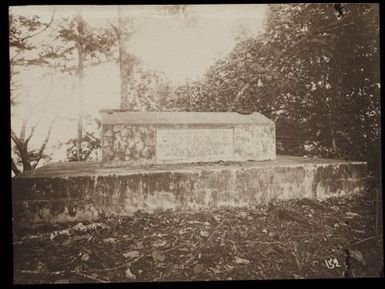 [Plaque on plinth, 'O le oli'olisaga o tvsitala...']