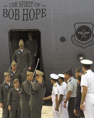 Crewmembers from the USN, EP-3 Aries II aircraft involved in the March 31st accident with a Chinese F-8 aircraft are welcomed by senior military officials and civilian leaders at Hickam AFB, Hawaii. The crew arrived at Hickam AFB, HI from Anderson AB, Guam on board an USAF C-17 Globemaster III aircraft, as part of Operation VALIANT RETURN. The EP-3 crew members were detained in China for 17 days prior to being released