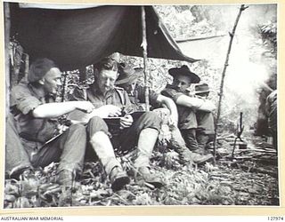 A CONFERENCE OF OFFICERS AT GWAIBOLOM, NEW GUINEA, ON 1943-07-25. LEFT TO RIGHT:- MAJOR G. R. WARFE (O.C. 2/3RD AUSTRALIAN INDEPENDENT COMPANY); BRIGADIER H. H. HAMMER (COMMANDING THE 15TH ..