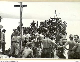 JACQUINOT BAY, NEW BRITAIN. 1944-11-26. PERSONNEL OF THE 2ND FIELD AMBULANCE, DISEMBARKING FROM THE LANDING BARGE WHICH BROUGHT THEM FROM THE DUTCH TROOPSHIP, "VAN HEUTSZ" TO SWAN BEACH. IDENTIFIED ..