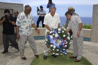 [Assignment: 48-DPA-SOI_K_Guam_6-6-7-07] Pacific Islands Tour: Visit of Secretary Dirk Kempthorne [and aides] to Guam, U.S. Territory [48-DPA-SOI_K_Guam_6-6-7-07__DI11420.JPG]