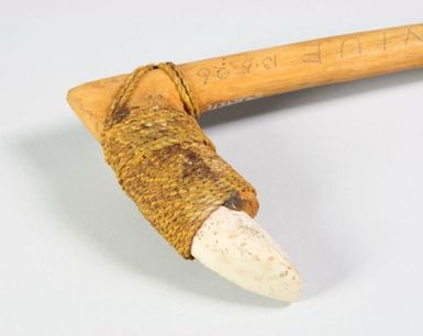 Toki ngēngē (shell adzing tool)