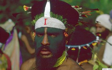 ["huvudbonad, ansiktsmålning, halsband, fotografi, photograph"]