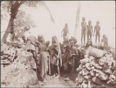 Women and children of Te Motu, Santa Cruz Islands, 1906, 1 / J.W. Beattie