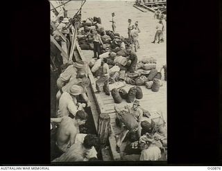 KIRIWINA, TROBRIAND ISLANDS, PAPUA. 1943-11-27. AIRMEN FROM NOS. 22 AND 30 SQUADRONS RAAF UNLOADING THEIR OWN GEAR AND CARGO ONTO THE WHARF AFTER THE MOVE FROM GOODENOUGH TO KIRIWINA ON BOARD SS ..