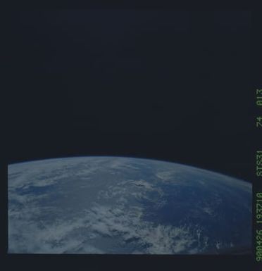 S31-74-013 - STS-031 - STS-31 earth observations