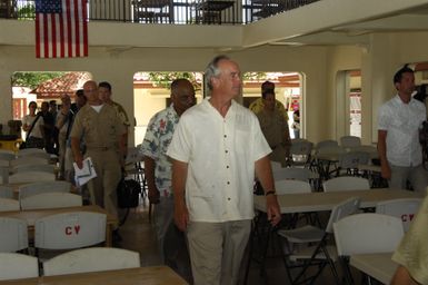 [Assignment: 48-DPA-SOI_K_Guam_6-6-7-07] Pacific Islands Tour: Visit of Secretary Dirk Kempthorne [and aides] to Guam, U.S. Territory [48-DPA-SOI_K_Guam_6-6-7-07__DI11282.JPG]