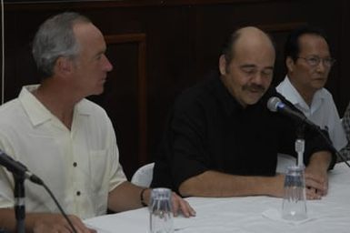 [Assignment: 48-DPA-SOI_K_Guam_6-6-7-07] Pacific Islands Tour: Visit of Secretary Dirk Kempthorne [and aides] to Guam, U.S. Territory [48-DPA-SOI_K_Guam_6-6-7-07__DI11670.JPG]