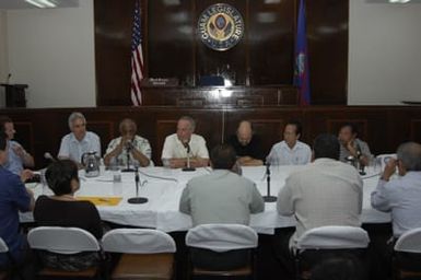 [Assignment: 48-DPA-SOI_K_Guam_6-6-7-07] Pacific Islands Tour: Visit of Secretary Dirk Kempthorne [and aides] to Guam, U.S. Territory [48-DPA-SOI_K_Guam_6-6-7-07__DI11679.JPG]