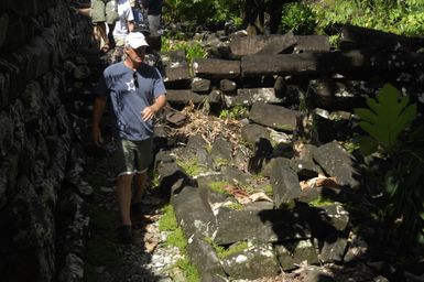 [Assignment: 48-DPA-SOI_K_Pohnpei_6-10-11-07] Pacific Islands Tour: Visit of Secretary Dirk Kempthorne [and aides] to Pohnpei Island, of the Federated States of Micronesia [48-DPA-SOI_K_Pohnpei_6-10-11-07__DI13913.JPG]