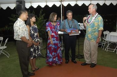 [Assignment: 48-DPA-SOI_K_Guam_6-6-7-07] Pacific Islands Tour: Visit of Secretary Dirk Kempthorne [and aides] to Guam, U.S. Territory [48-DPA-SOI_K_Guam_6-6-7-07__DI11945.JPG]