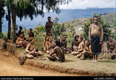 Okapa - Okapa Post - group of mourners