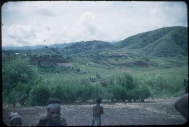 Flat-topped shelf of northern side, east of Banz : Waghi Valley, Papua New Guinea, 1954 / Terence and Margaret Spencer