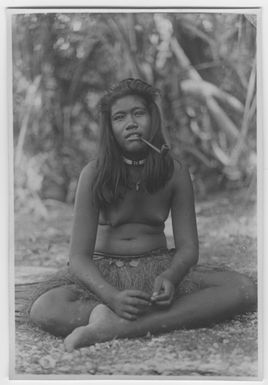 "Bock and Hessle Gilbertöarnaexpedition: In a young woman/girl sitting on the ground with a barrel in her mouth. Clothed base skirt. Jewellery. : A series with a photon. 6977: 1-15. "