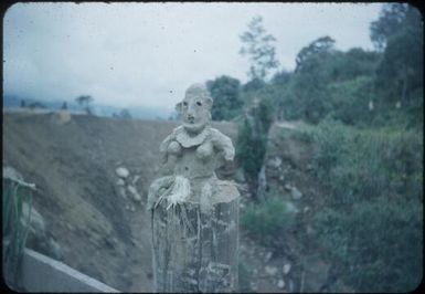 A statue seen by the road : Wahgi Valley, Papua New Guinea, 1954 and 1955 / Terence and Margaret Spencer