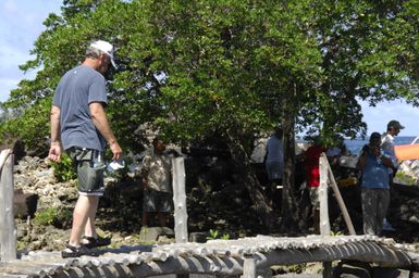 [Assignment: 48-DPA-SOI_K_Pohnpei_6-10-11-07] Pacific Islands Tour: Visit of Secretary Dirk Kempthorne [and aides] to Pohnpei Island, of the Federated States of Micronesia [48-DPA-SOI_K_Pohnpei_6-10-11-07__DI13932.JPG]
