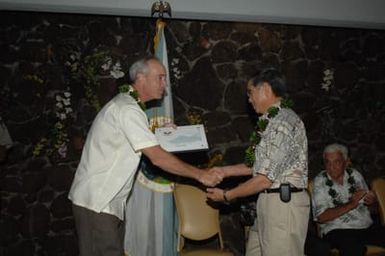 [Assignment: 48-DPA-09-28-08_SOI_K_NPS_Vol_AZ] President's Call to Service Award ceremony and reception for volunteers at the U.S.S. Arizona Memorial, Pearl Harbor, Honolulu, Hawaii, with Secretary Dirk Kempthorne [joining the National Park Service's Chief Historian for the Memorial, Daniel Martinez, among the dignitaries on hand] [48-DPA-09-28-09_SOI_K_NPS_Vol_AZ_IOD_4632.JPG]