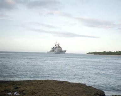 A starboard bow view of the guided missile cruiser USS VINCENNES (CG 49) entering port during Exercise RIMPAC '86