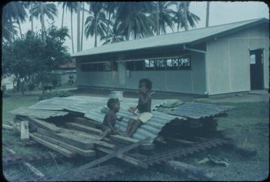 Building new tuberculosis ward of western materials : Mapamoiwa Station, D'Entrecasteaux Islands, Papua New Guinea, 1956-1959 / Terence and Margaret Spencer