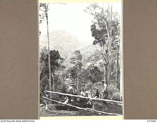 PAPUA, NEW GUINEA. 1942-09. MEN OF THE 55TH AUSTRALIAN INFANTRY BATTALION PREPARING A MORTAR POSITION ON THE STEEP SLOPES OF UBERI RIDGE