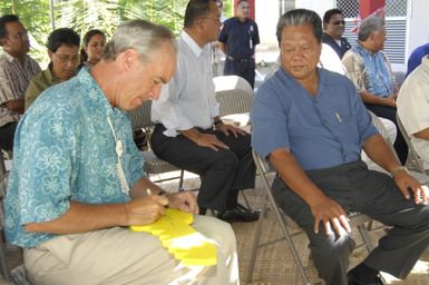 [Assignment: 48-DPA-SOI_K_Majuro_6-11-12-07] Pacific Islands Tour: Visit of Secretary Dirk Kempthorne [and aides] to Majuro Atoll, of the Republic of Marshall Islands [48-DPA-SOI_K_Majuro_6-11-12-07__DI14636.JPG]