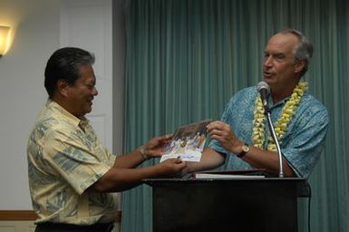 [Assignment: 48-DPA-SOI_K_Majuro_6-11-12-07] Pacific Islands Tour: Visit of Secretary Dirk Kempthorne [and aides] to Majuro Atoll, of the Republic of Marshall Islands [48-DPA-SOI_K_Majuro_6-11-12-07__DI14503.JPG]