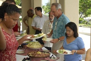 [Assignment: 48-DPA-SOI_K_Majuro_6-11-12-07] Pacific Islands Tour: Visit of Secretary Dirk Kempthorne [and aides] to Majuro Atoll, of the Republic of Marshall Islands [48-DPA-SOI_K_Majuro_6-11-12-07__DI14757.JPG]