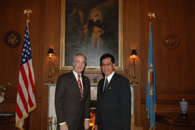 [Assignment: 48-DPA-02-05-08_SOI_K_Mori] Secretary Dirk Kempthorne [meeting at Main Interior] with delegation from the Federated States of Micronesia, led by Micronesia President Emanuel Mori [48-DPA-02-05-08_SOI_K_Mori_DOI_9640.JPG]