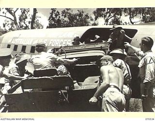 WARD'S DROME, PORT MORESBY, PAPUA, 1944-02. LIEUTENANT W.E. UNDERWOOD, 54TH UNITED STATES TROOP CARRIER GROUP, OF INDIANAPOLIS, INDIANA (1), INSTRUCTING AUSTRALIAN AND AMERICAN PERSONNEL IN FREIGHT ..