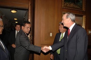 [Assignment: 48-DPA-09-26-07_SOI_K_Pres_Note] Secretary Dirk Kempthorne [and aides meeting at Main Interior] with delegation from Republic of Marshall Islands, led by Marshalls President Kessai Note [48-DPA-09-26-07_SOI_K_Pres_Note_DOI_2158.JPG]