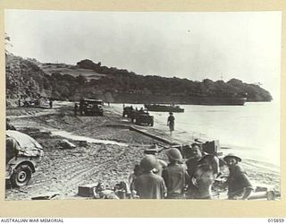 1943-09-29. NEW GUINEA. ATTACK ON FINSCHHAFEN. ALLIED TROOPS DISEMBARK ON A BEACH SIX MILES FROM FINSCHHAFEN FOR THE ATTACK. (NEGATIVE BY MILITARY HISTORY NEGS.)