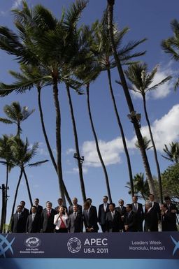 Barack Obama poses with other leaders for the APEC Family Photo in Honolulu, Hawaii, November 13, 2011