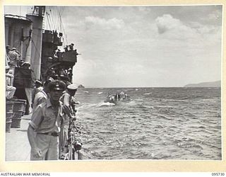 AT SEA OFF RABAUL, NEW BRITAIN. 1945-09-04. JAPANESE NAVAL LAUNCH MOVING AWAY FROM HMAS VENDETTA, AFTER PRE- SURRENDER DISCUSSIONS ABOARD HMAS VENDETTA AT A SEA RENDEZVOUS OFF RABAUL BETWEEN ..