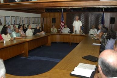 [Assignment: 48-DPA-SOI_K_Guam_6-6-7-07] Pacific Islands Tour: Visit of Secretary Dirk Kempthorne [and aides] to Guam, U.S. Territory [48-DPA-SOI_K_Guam_6-6-7-07__DI11124.JPG]