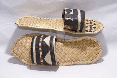 Men's bark cloth 'Masi Tapa' sandals.