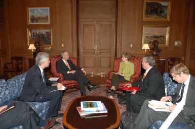 [Assignment: 48-DPA-06-25-07_SOI_K_Bordallo] Secretary Dirk Kempthorne [and aides meeting at Main Interior] with group led by Madeleine Bordallo, [Delegate from Guam to the U.S. House of Representatives] [48-DPA-06-25-07_SOI_K_Bordallo_DOI_4603.JPG]