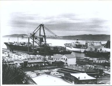 First time 3 ships have been at container terminal. Remuera Bay (left), Columbus Tahiti (right)... Aotea...