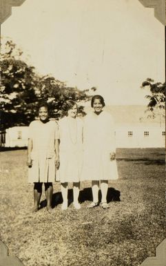 Hena, her sister, and an unidentified American girl, 1928