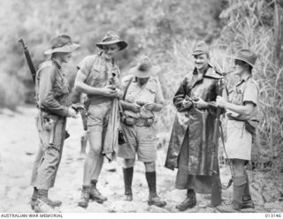 1942-08-28. PAPUA. AUSTRALIAN TROOPS WITH JAPANESE EQUIPMENT LEFT BEHIND IN THE RECENT UNSUCCESSFUL JAPANESE SORTIE FROM SALAMAUA. (NEGATIVE BY D. PARER)