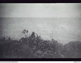 NAURU. C.1940. A VICKERS .303 MACHINE GUN AND CREW IN A DEFENSIVE POSITION LOOKING OUT TO SEA. (NAVAL HISTORICAL COLLECTION)