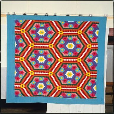Tivaevae manu, paka onu (turtle back) pattern, by Tepaeru Opo