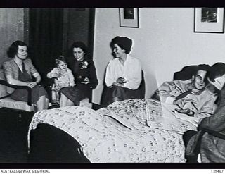 MELBOURNE, VIC. 1943-08-15. FRIENDS AND RELATIVES VISITING MR OSMAR WHITE, MELBOURNE "SUN" NEWSPAPER WAR CORRESPONDENT WITH THE UNITED STATES FORCES WHO WAS RETURNED HOME ON SICK LEAVE AFTER HAVING ..
