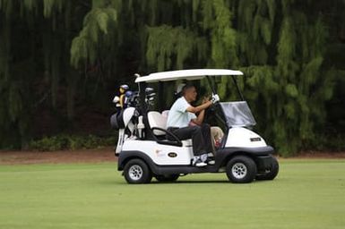 Barack Obama plays golf with Prime Minister Najib Razak, Joe Paulsen, and Mike Brush in Kaneohe Bay, Hawaii, December 24, 2014