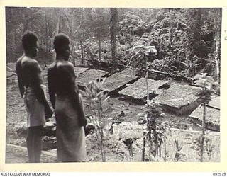 BOUGAINVILLE. 1945-05-31. THE NATIVE LABOUR CAMP AT MIHERU CONTROLLED BY AUSTRALIAN NEW GUINEA ADMINISTRATIVE UNIT. THE NATIVE FAMILIES HAVE BEEN EVACUATED FROM JAPANESE TERRITORY AND ARE NOW BEING ..