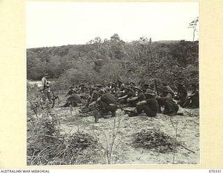 SIO MISSION, NEW GUINEA, 1944-02. NX12221 LIEUTENANT COLONEL N.W. SIMPSON, DSO, (1), COMMANDER OF THE 2/17TH INFANTRY BATTALION, TALKING TO "B" COMPANY WHO WERE THE ONLY TROOPS AT THAT TIME TO HAVE ..