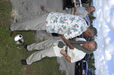 [Assignment: 48-DPA-SOI_K_Guam_6-6-7-07] Pacific Islands Tour: Visit of Secretary Dirk Kempthorne [and aides] to Guam, U.S. Territory [48-DPA-SOI_K_Guam_6-6-7-07__DI11516.JPG]