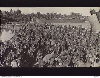 FINSCHHAFEN, NEW GUINEA. 1943-09-22. TROOPS OF THE FINSCHHAFEN FORCE WAITING TO EMBARK ABOARD AN LST (LANDING SHIP, TANK)