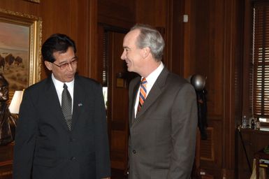 [Assignment: 48-DPA-02-05-08_SOI_K_Mori] Secretary Dirk Kempthorne [meeting at Main Interior] with delegation from the Federated States of Micronesia, led by Micronesia President Emanuel Mori [48-DPA-02-05-08_SOI_K_Mori_DOI_9616.JPG]