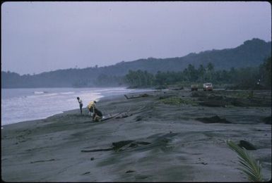 Black Beach (2) : Bougainville Island, Papua New Guinea, April 1971 / Terence and Margaret Spencer