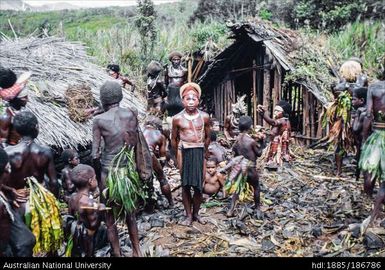 Mendi man with red and white face paint